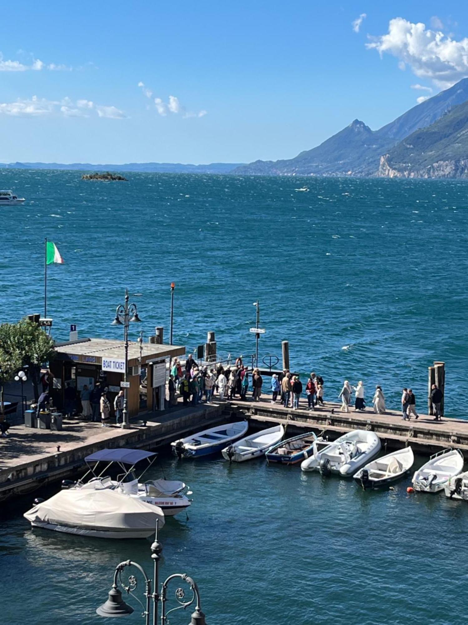 Charmante Apartament Lake Front Malcesine Buitenkant foto