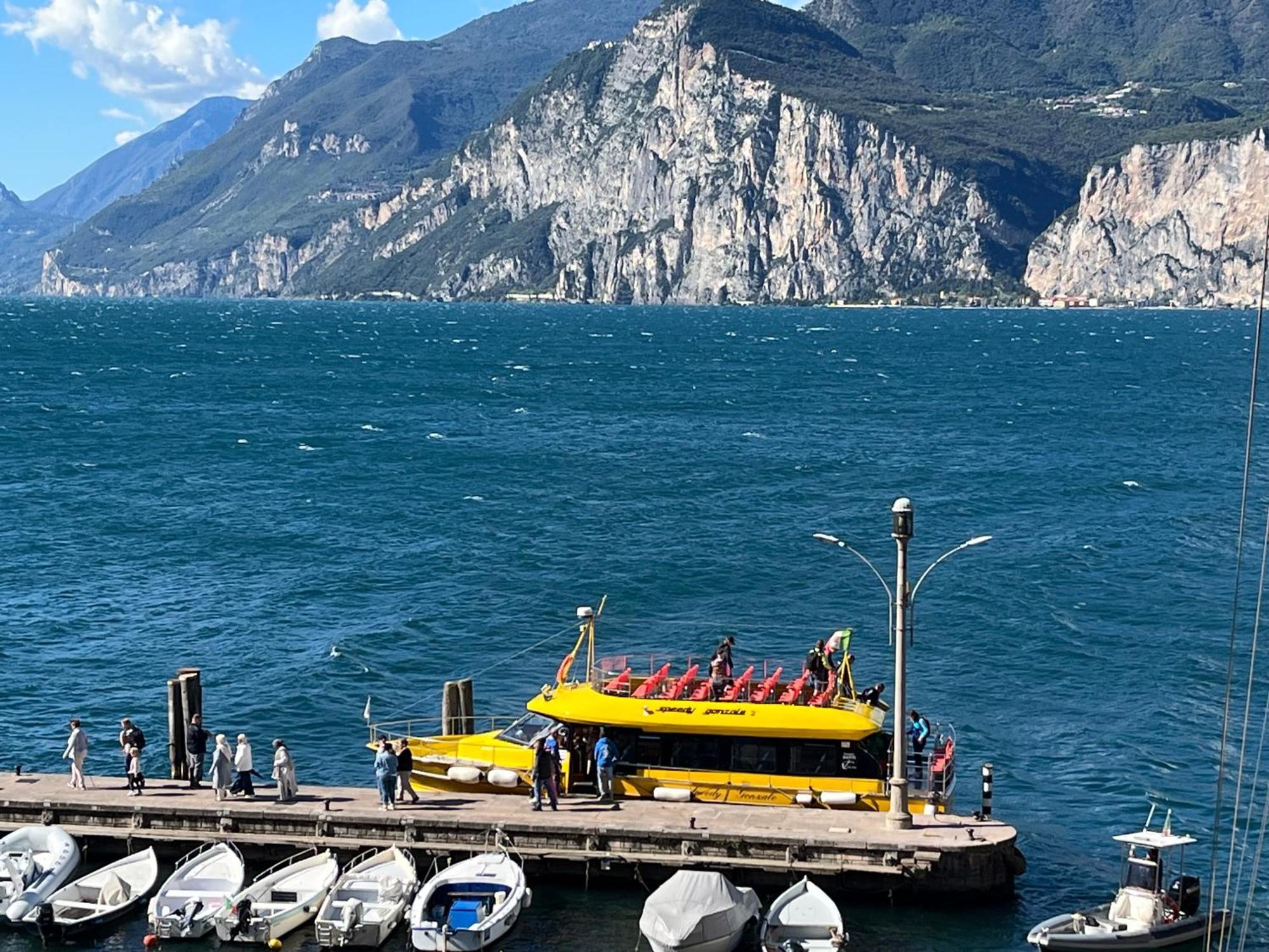 Charmante Apartament Lake Front Malcesine Buitenkant foto